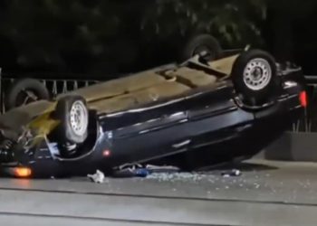 На мосту по улице Инзенской в Ульяновске ночью перевернулся ВАЗ