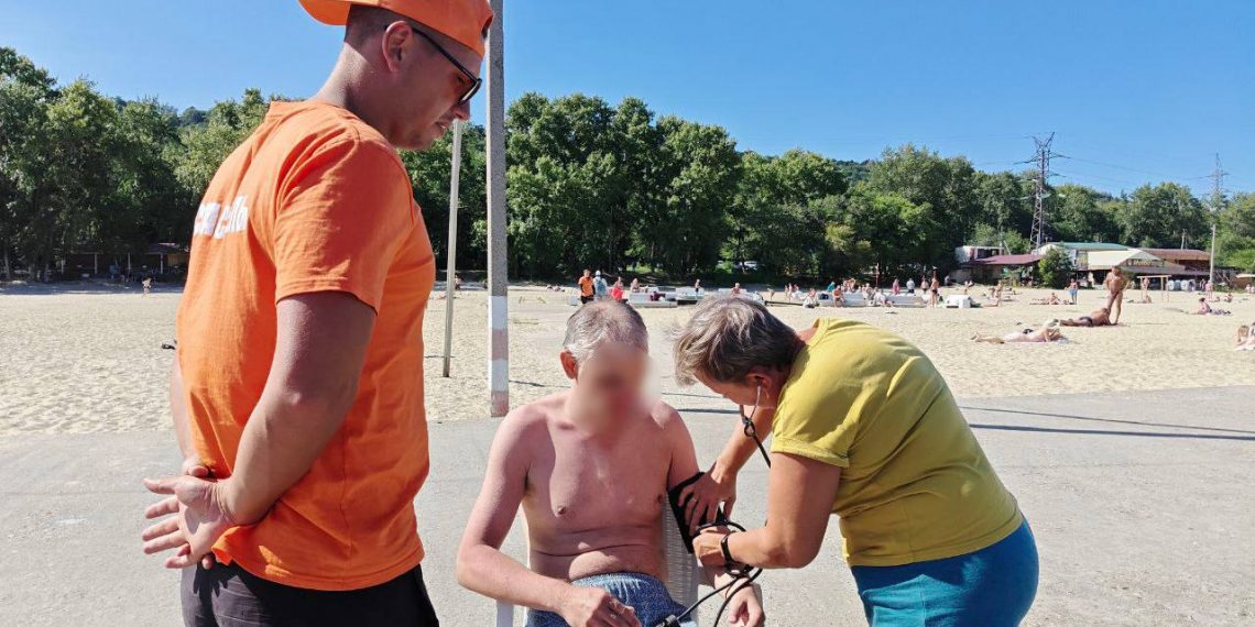 ЧП на ульяновском пляже: отдыхающего спасли в семи метрах от берега