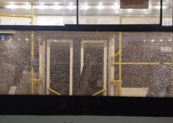 Пьяный дебош в Ульяновске: мужчина разбил окно трамвая