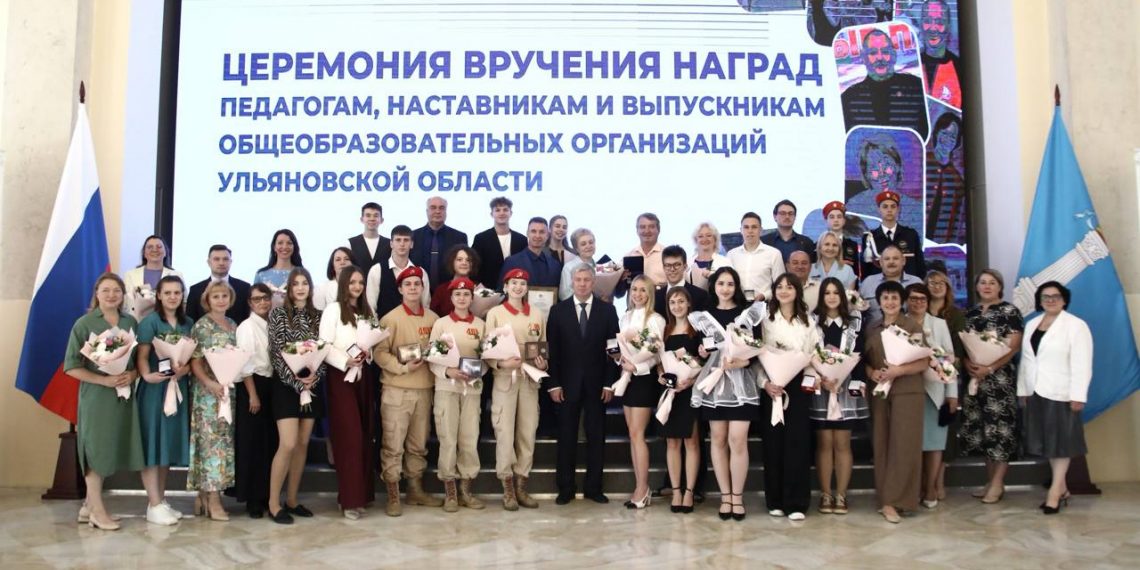 Русских вручил золотые и серебряные медали лучшим выпускникам Ульяновской области