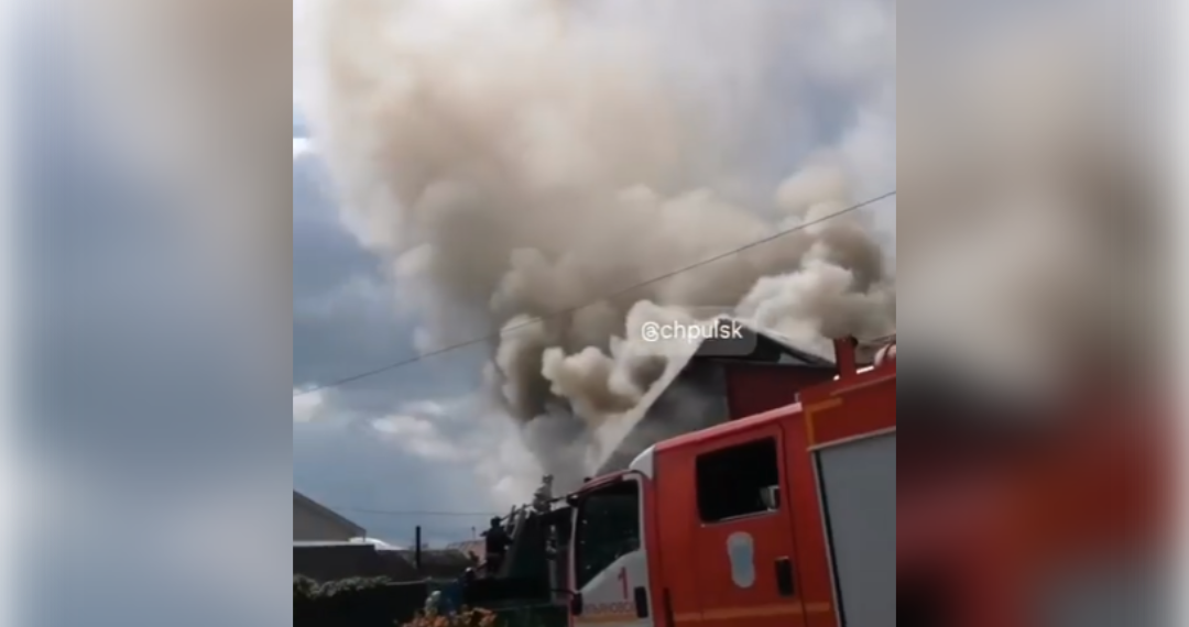 На севере Ульяновска горит жилой дом — видео