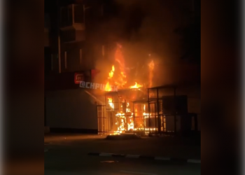 Ночью на Гагарина в Ульяновске горел «Магнит» — видео