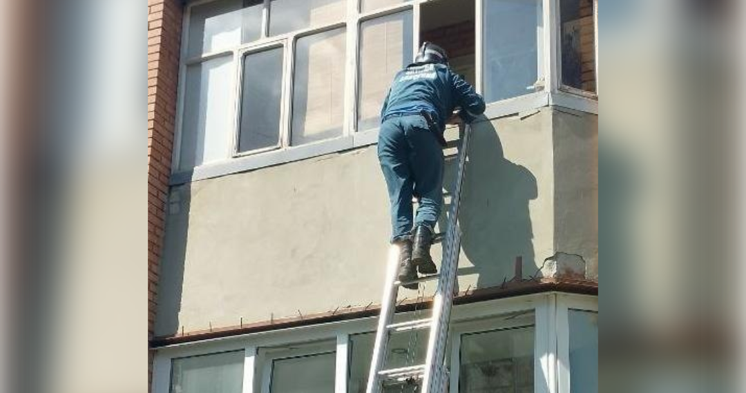 Ложная тревога в Ульяновске: мальчик мирно спал, пока спасатели проникали в квартиру