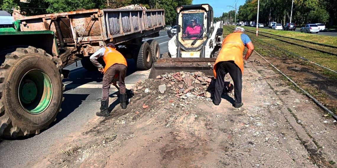 В Ульяновске снесли аварийный остановочный павильон