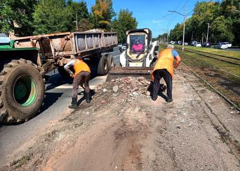 В Ульяновске снесли аварийный остановочный павильон