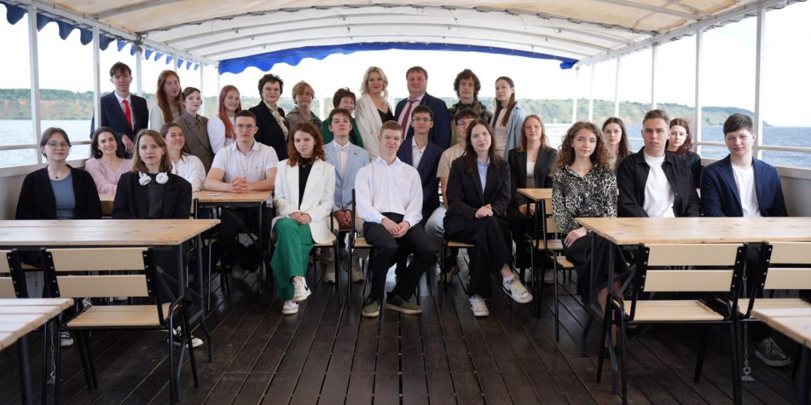 Мэр Болдакин встретился с ульяновскими стобалльниками на теплоходе — видео