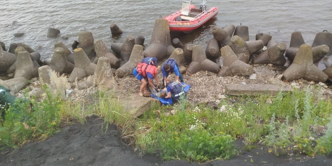 Спасатели Ульяновска оказали помощь девушке на берегу Волги