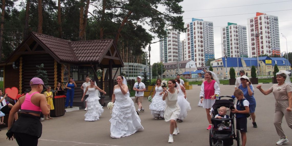 В парке 40 лет ВЛКСМ прошёл «Свадебный бум» — праздник семьи и спорта