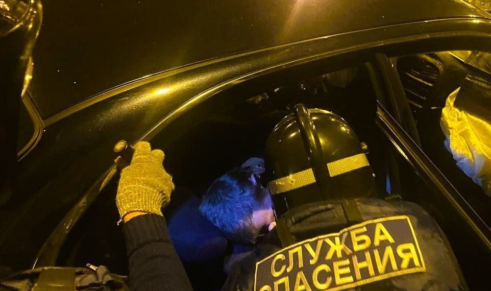 Hyundai влетел в отбойник на Президентском мосту в Ульяновске
