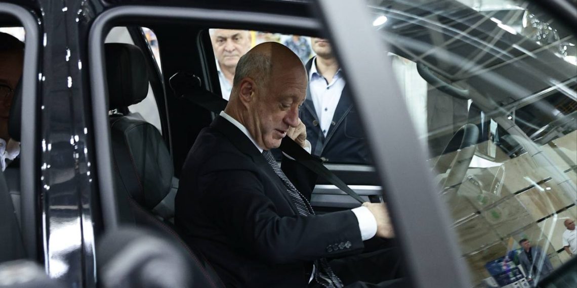 Вице-спикер Госдумы РФ Бабаков посидел за рулём Sollers ST9 на Ульяновском автозаводе