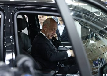 Вице-спикер Госдумы РФ Бабаков посидел за рулём Sollers ST9 на Ульяновском автозаводе