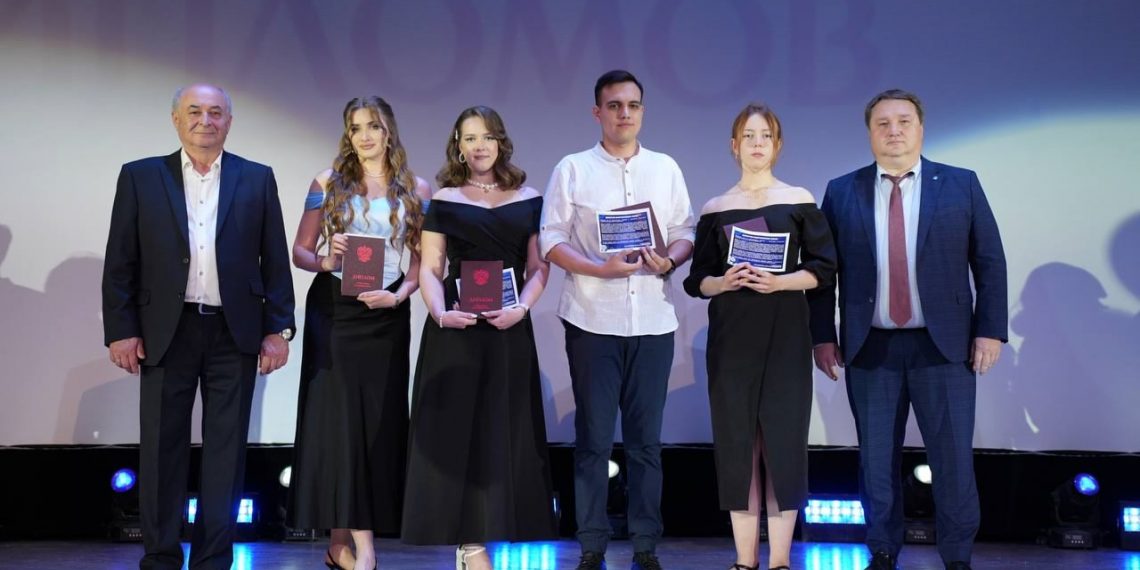 Глава Ульяновска вручил дипломы выпускникам политеха