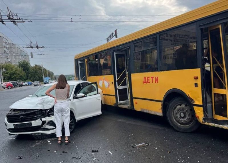 Автобус столкнулся с легковушкой на Ленкоме в Ульяновске