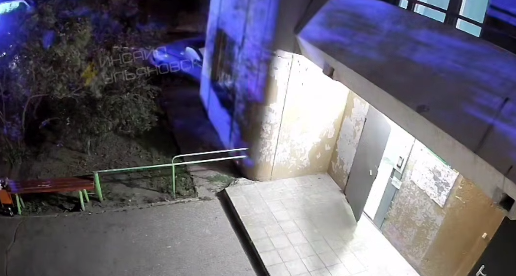 Погоня в Ульяновске: водитель врезался в дом, скрываясь от ДПС