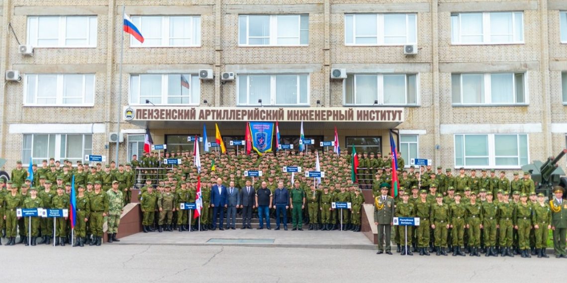 Ульяновские юнармейцы вернулись из Пензы с памятными часами от полпреда Комарова