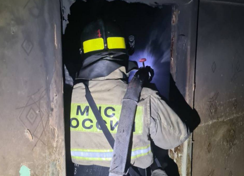 Курение едва не стало роковой ошибкой: спасатели вынесли мужчину из горящего дома в Ульяновске