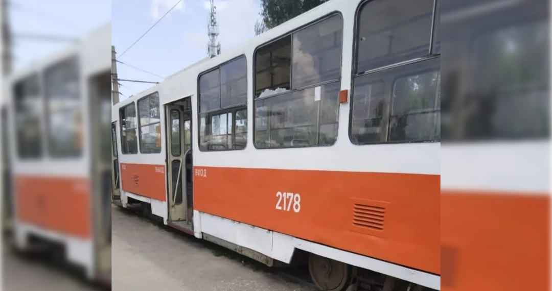 Неизвестные вандалы разбили форточку трамвая на УКСМ в Ульяновске