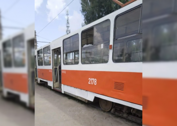 Неизвестные вандалы разбили форточку трамвая на УКСМ в Ульяновске