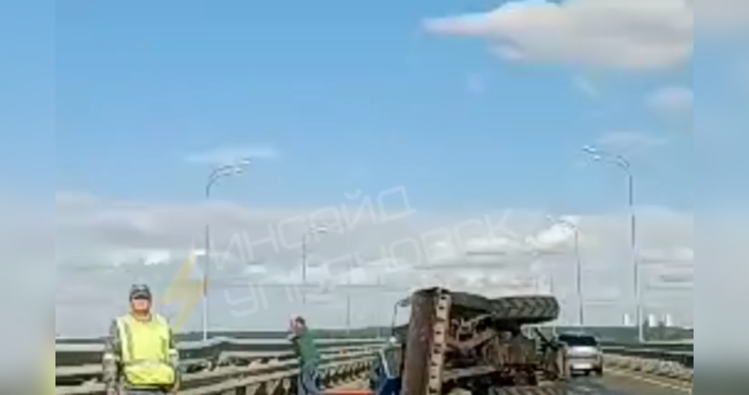 Грузовик врезался в трактор на Президентском мосту в Ульяновске
