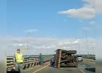 Грузовик врезался в трактор на Президентском мосту в Ульяновске