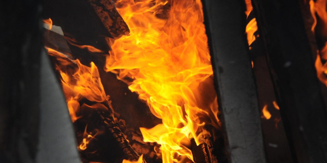 Ульяновец в пьяном угаре ранил женщину и поджег дом