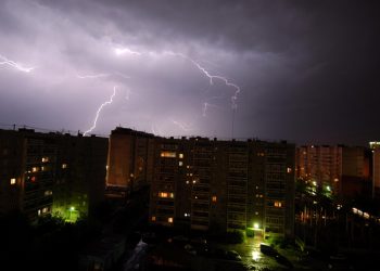 Гроза с градом и шквалистым ветром надвигается на Ульяновскую область