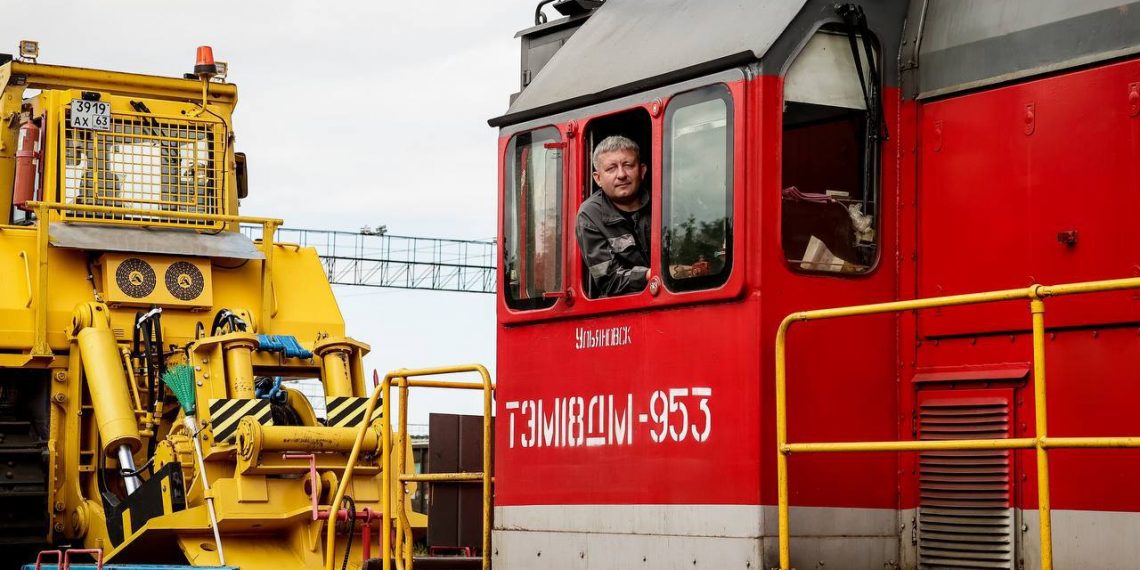 Русских отметил вклад железнодорожников в экономику Ульяновской области