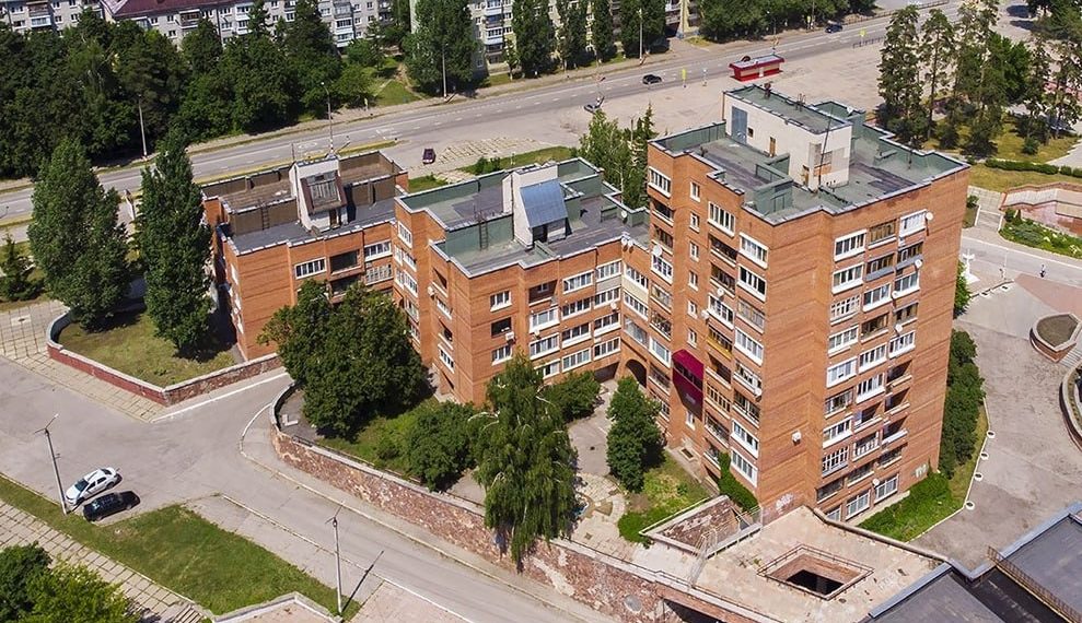 В Димитровграде ремонтируют крышу необычного дома