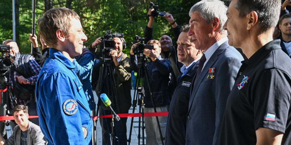 Космонавт Кирилл Песков прибыл в Звёздный городок