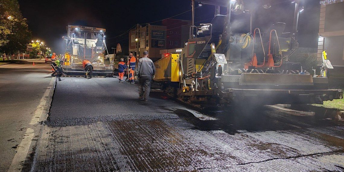 На улице Локомотивной в Ульяновске началось ночное асфальтирование