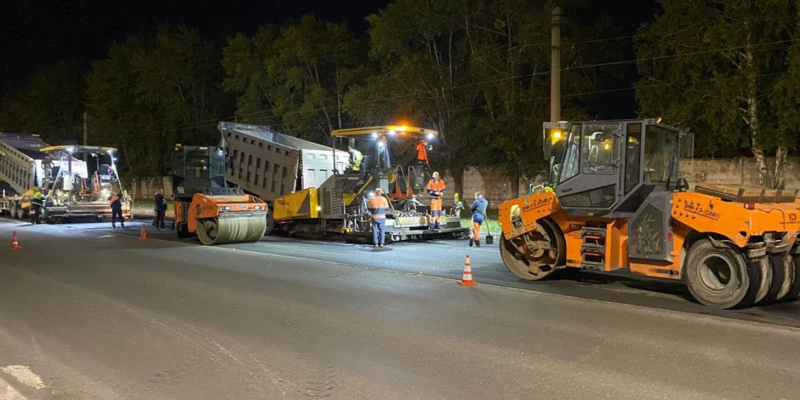 Минувшей ночью на локомотивной уложили 600 «квадратов» асфальта