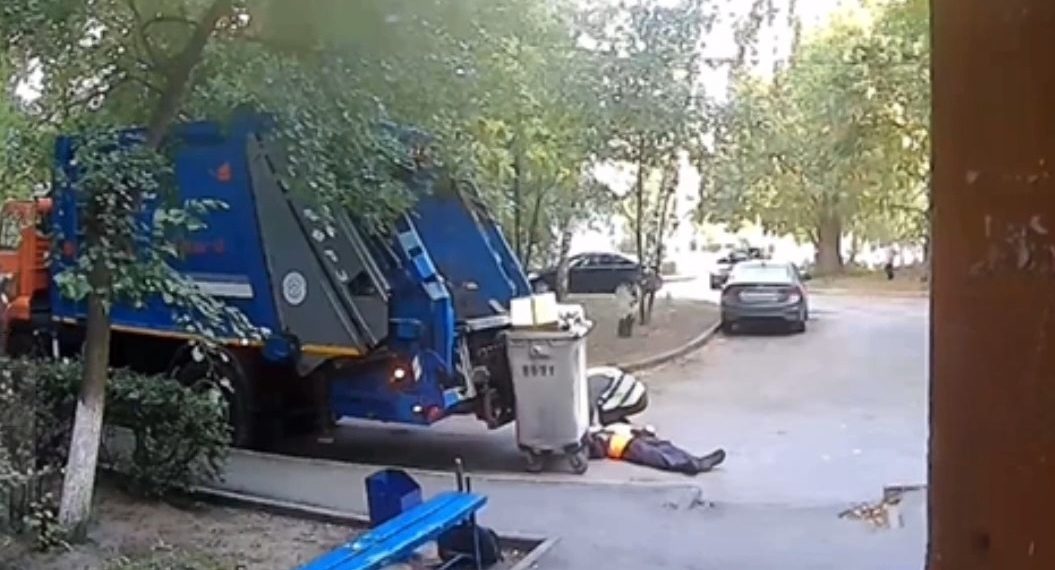Рабочий мусоровоза скончался во время смены в Заволжском районе Ульяновска