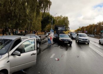 Дорожный замес в Ульяновске: на Московском шоссе столкнулись несколько авто
