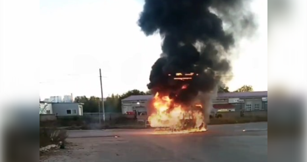 Утром 13 сентября на Азовской в Ульяновске сгорела маршрутка — видео