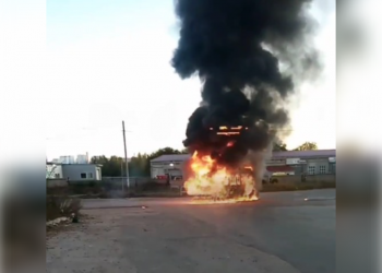 Утром 13 сентября на Азовской в Ульяновске сгорела маршрутка — видео