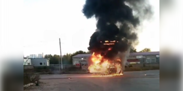 Утром 13 сентября на Азовской в Ульяновске сгорела маршрутка — видео