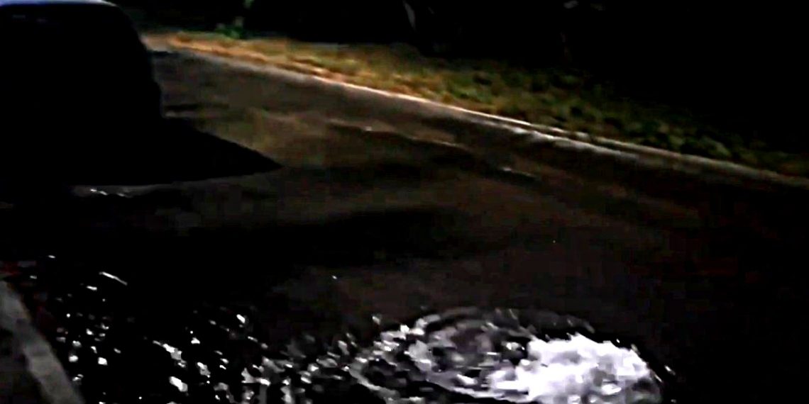 Утечка воды в пол-улицы произошла на Шолмова