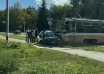 Трамвай и легковушка столкнулись на Западном бульваре в Ульяновске