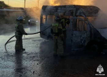 Горящую маршрутку на Азовской тушили 11 пожарных