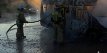 Горящую маршрутку на Азовской тушили 11 пожарных