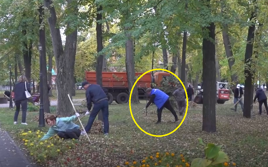 Мэр с граблями потрудился на субботнике в центре Ульяновска