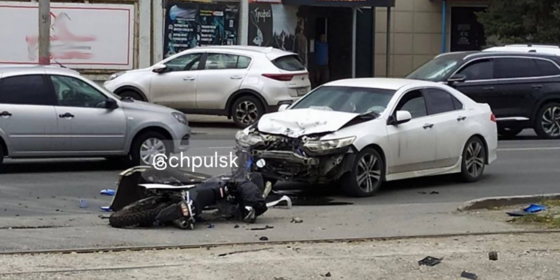 Мотоцикл и легковушка жёстко столкнулись на Московском шоссе в Ульяновске