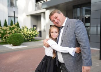 Глава Ульяновска проводил в школу дочь погибшего героя СВО Вивади Мамиева