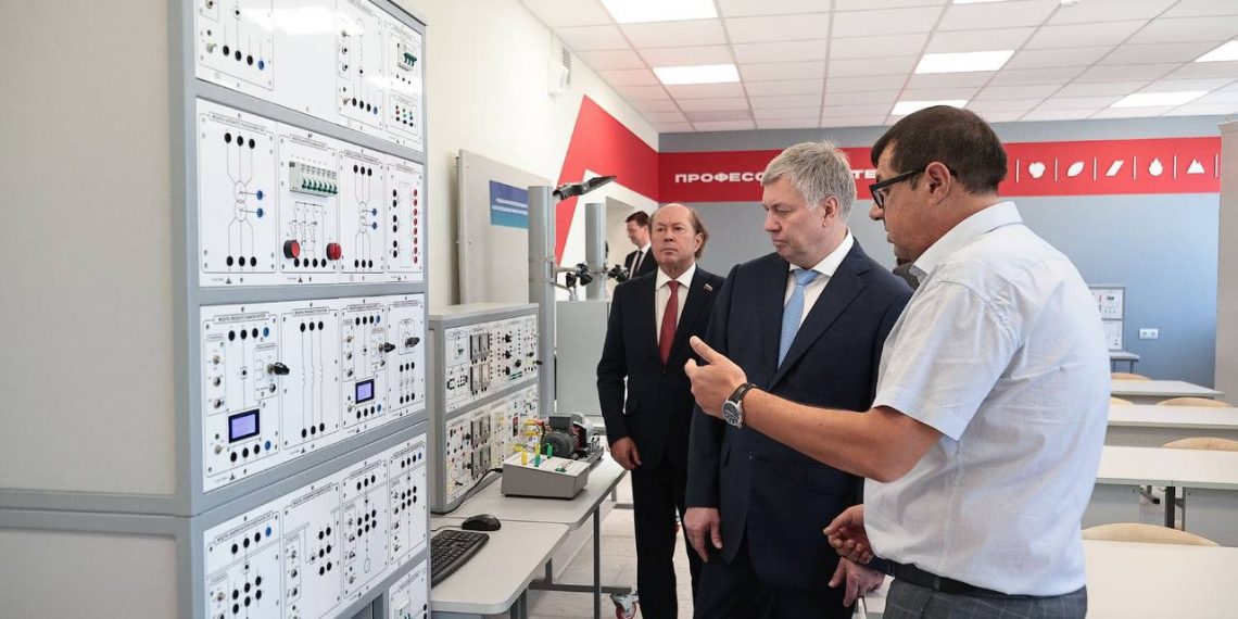 VR-тренажеры и новые мастерские: губернатор дал старт учебному году в Ульяновском железнодорожном техникуме