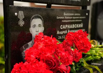 Память героя СВО Андрея Сарнавского увековечили на фасаде школы №69 в Ульяновске