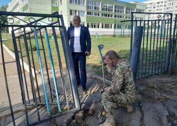 Вандалы сломали ворота самой большой школы Ульяновска