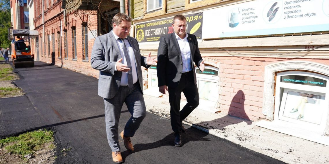 У травмпункта на Рылеева чинят тротуар