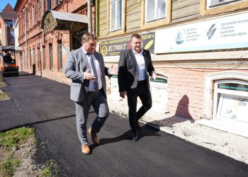 У травмпункта на Рылеева чинят тротуар