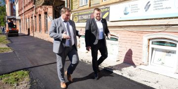 У травмпункта на Рылеева чинят тротуар