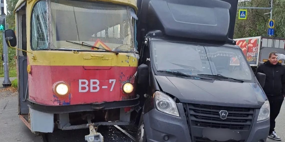 Грузовая «Газель» и «садовый» трамвай столкнулись в Ульяновске